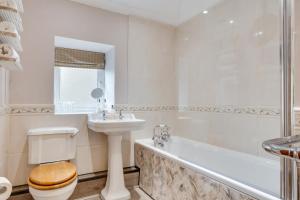 a bathroom with a toilet and a sink and a bath tub at 5 Bed in Kettlewell oc-ds257 in Kettlewell +38 photos