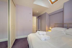a bedroom with two white towels on a bed at 1 Bed in Tenby oc-w28986 in Tenby