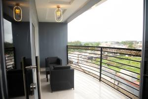 a room with a balcony with a view of a train at 2-Bed Luxury Flat - Pet Friendly - Pool - Gym in Lagos