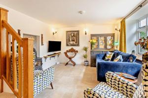 a living room with a blue couch and chairs at 2 Bed in Rede oc-t29450 in Rede