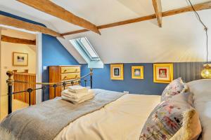 a bedroom with blue walls and a bed at 2 Bed in Rede oc-t29450 in Rede
