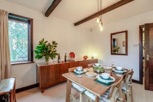 a dining room with a wooden table and chairs at 2 Bed in Charing oc-r29113 in Charing