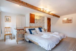 a bedroom with a large bed and a desk at 2 Bed in Hawes oc-ds1041 in Hawes