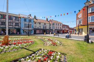 a town with flowers in the middle of a street at 2 Bed in Cromer oc-2309 in Cromer