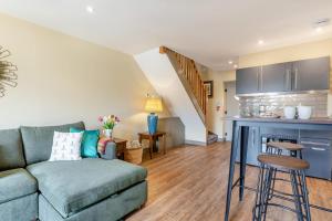 a living room with a couch and a kitchen at 1 Bed in Pershore oc-t29049 in Pershore