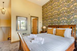 a bedroom with a large bed with towels on it at 1 Bed in Pershore oc-t29049 in Pershore