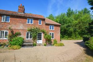 a brick house with a driveway in front of it at 2 Bed in Little Barningham oc-1817 in Little Barningham