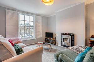 a living room with a couch and a fireplace at 1 Bed in Lewes oc-n29713 in Lewes