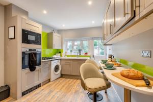 a kitchen with a table and chairs and a sink at 1 Bed in Lewes oc-n29713 in Lewes