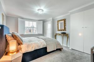 a bedroom with a bed and a window at 1 Bed in Lewes oc-n29713 in Lewes