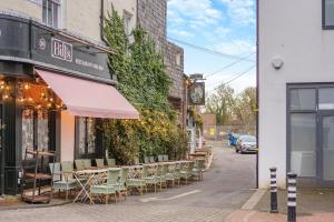 a row of tables and chairs outside of a restaurant at 1 Bed in Lewes oc-n29713 in Lewes