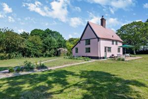 a large white house with a grass yard at 2 Bed in Ilketshall St. Margaret oc-w27520 in Rumburgh