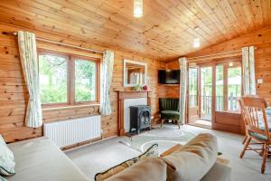 a living room with a couch and a fireplace at 2 Bed in Otley oc-slm in Burgh