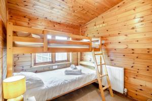 a bedroom with bunk beds in a wooden cabin at 2 Bed in Otley oc-slm in Burgh