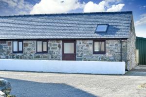 a stone house with a door on the side of it at 2 Bed in Bwlchtocyn oc-thetac in Abersoch