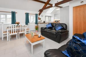 a living room with a couch and a table at 2 Bed in Bwlchtocyn oc-thetac in Abersoch