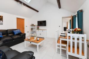 a living room with a couch and a table at 2 Bed in Bwlchtocyn oc-thetac in Abersoch