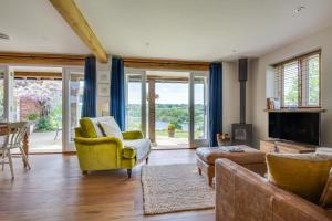 a living room with a couch and a chair at 1 Bed in Wadhurst oc-tw668 in Ticehurst