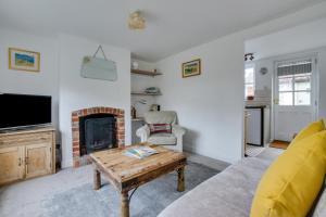 a living room with a couch and a fireplace at 2 Bed in Aldeburgh oc-3al in Aldeburgh