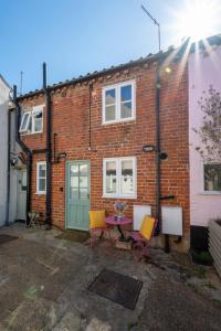 a brick house with a table and chairs in front of it at 2 Bed in Aldeburgh oc-3al in Aldeburgh