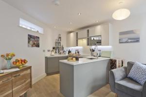 a kitchen with a counter and a chair in a room at 2 Bed in Southwold oc-wtp in Southwold