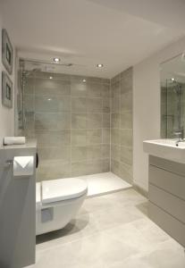a bathroom with a toilet and a sink at 2 Bed in Southwold oc-wtp in Southwold +7 photos