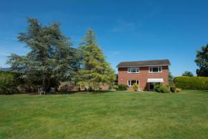a red brick house with a large yard at 3 Bed in Aldeburgh oc-10nw in Aldeburgh