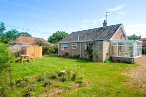 ein Haus mit Garten und Wintergarten in der Unterkunft 2 Bed in Docking oc-2212 in Docking