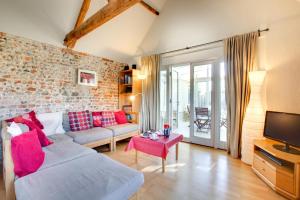 a living room with a couch and a tv at 2 Bed in Briston oc-1551 in Briston