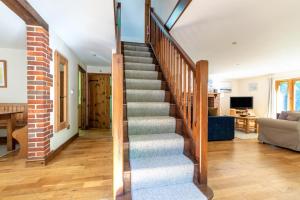 ein Treppenhaus in einem Haus mit Wohnzimmer in der Unterkunft 3 Bed in Fakenham oc-1315 in Thursford