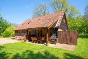 ein kleines Haus mit Dach auf einem Rasen in der Unterkunft 3 Bed in Fakenham oc-1315 in Thursford