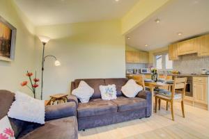 a living room with a couch and a kitchen at 2 Bed in St. Merryn oc-p00673 in Saint Merryn +11 photos