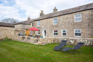 a stone house with two chairs in front of it at 3 Bed in Askrigg oc-ds1049 in Askrigg