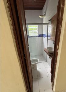 a bathroom with a toilet and a sink at Casa em Mongaguá in Mongaguá