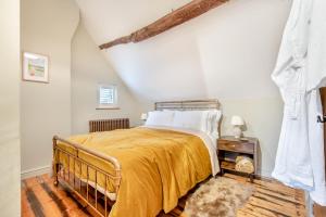 a bedroom with a bed with a yellow blanket at 3 Bed in Westmancote oc-t30722 in Kemerton