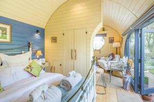 a bedroom with a bed in a room at 1 Bed in Upton-upon-Severn oc-t30854 in Upton upon Severn