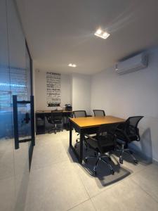 an office with two desks and chairs in a room at Lindo Studio com rooftop e piscina in Cabedelo +15 photos