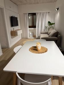 a white table and chairs in a living room at Portal al mar residence in San Bernardo