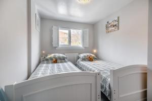 two beds in a small room with two beds at 2 Bed in Braithwaite oc-p31730 in Braithwaite