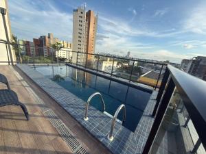 a swimming pool on the roof of a building at Lindo Studio com rooftop e piscina in Cabedelo