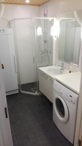 Ванная комната в Apartment Ylläs Ski Chalets 8106, 2 Hissilippua talvella