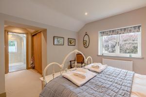 a bedroom with a bed with two towels on it at 3 Bed in Syderstone oc-a27669 in Syderstone