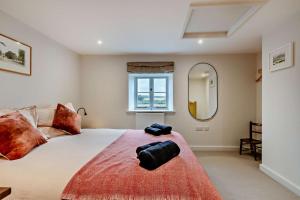 a bedroom with a large bed and a mirror at 1 Bed in Syderstone oc-c29233 in Syderstone