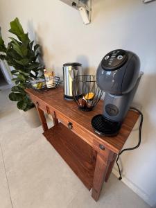 a juicer sitting on a wooden table with a mixer at Serra Premium Residence in Petrópolis