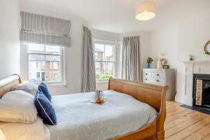 a bedroom with a bed with a fireplace and a bed sidx sidx sidx at 3 Bed in Southwold oc-rvil in Southwold