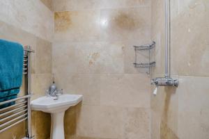 a bathroom with a sink and a shower at 3 Bed in Southwold oc-rvil in Southwold +13 photos