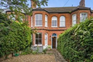 a brick house with a hedge in front of it at 3 Bed in Southwold oc-rvil in Southwold
