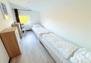 a bedroom with two beds and a window at Haus Waldblick - Natur pur am Rande des Nationalparks Jasmund in Sassnitz