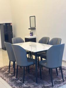 a dining room table and chairs in a room at RNA Homestay Bayan in Tawau