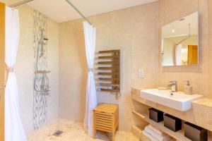 a bathroom with a sink and a shower at 1 Bed in Wombleton oc-m31864 in Nunnington +15 photos